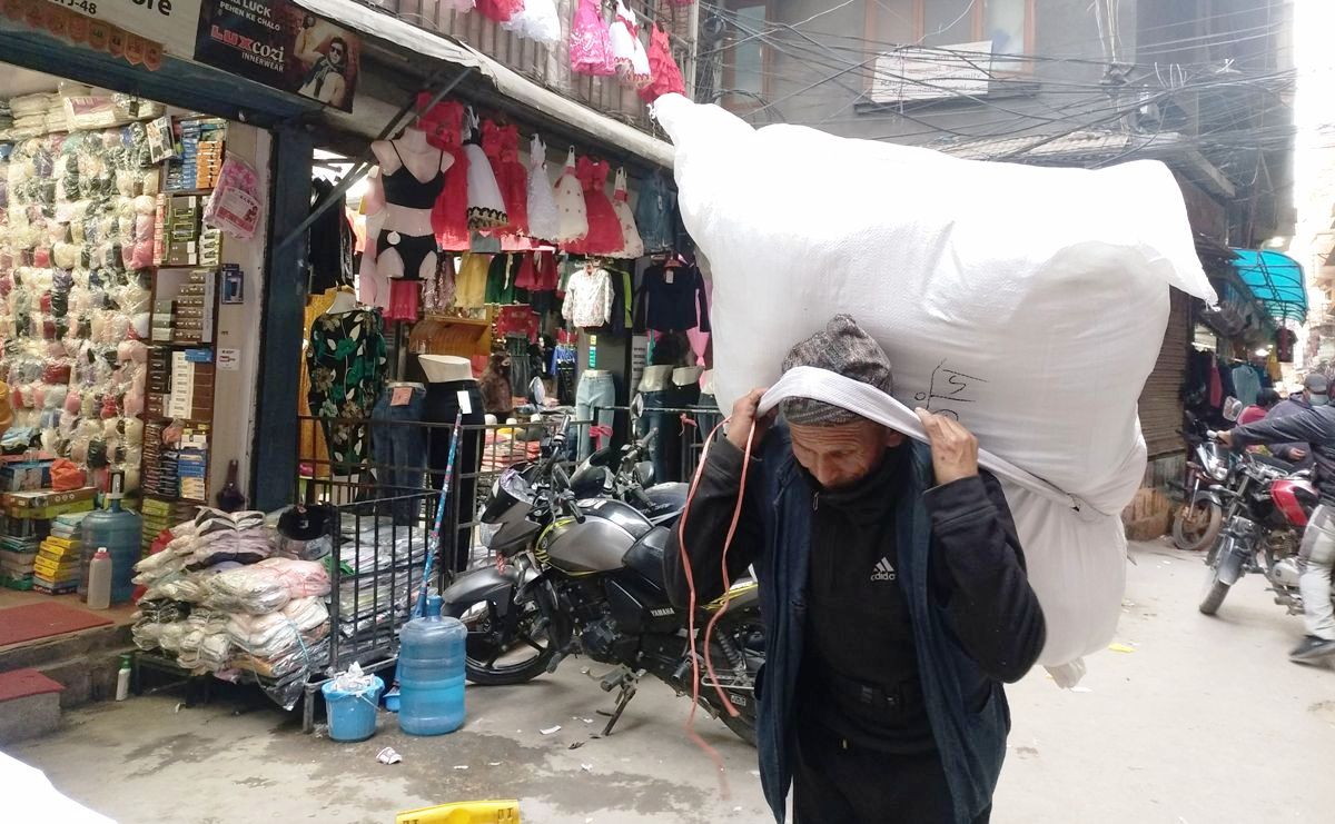 महाबौद्धका भरियाको दैनिकी, ६३ वर्षका वृद्धको काँधमा सय किलोको भारी